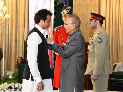President Arif Alvi giving civil award